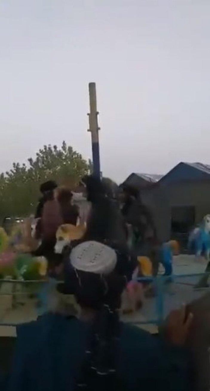 Kabil'e giren Taliban militanları lunaparkta eğlendi