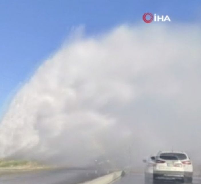 İSKİ’nin su borusu patladı, sürücüler zor anlar yaşadı