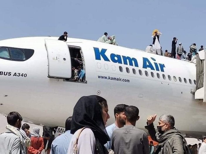 Kabil'de uçağa tutunmaya çalışan Afganlar görüntülendi
