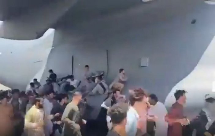 Kabil'de uçağa tutunmaya çalışan Afganlar görüntülendi