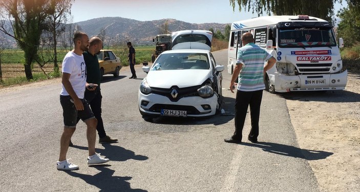 Aydın’da sürücü eğitmeni, yolcu minibüsüyle çarpıştı