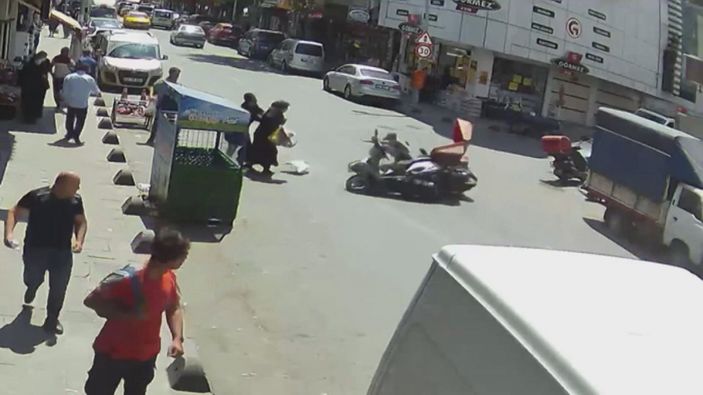 Sultangazi’de moto kuryeler kafa kafaya çarpıştı