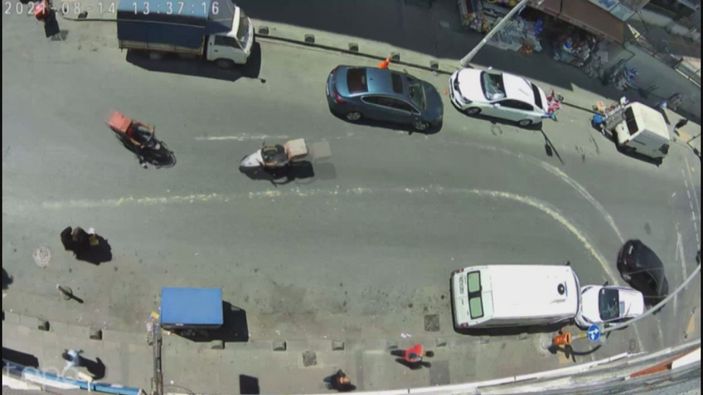 Sultangazi’de moto kuryeler kafa kafaya çarpıştı