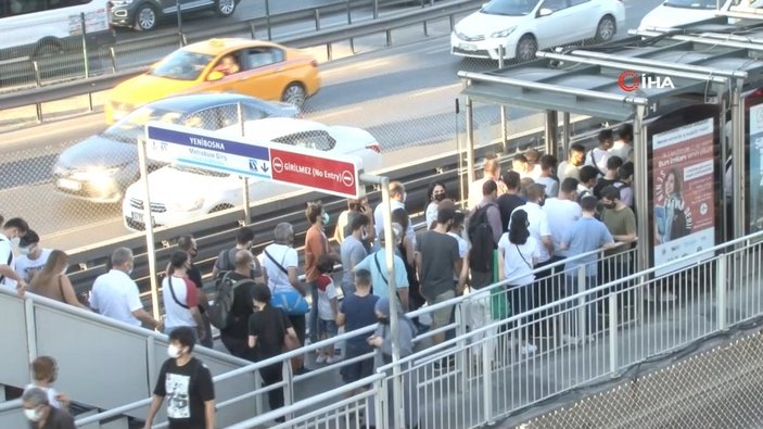 İstanbul'da metrobüs bozulunca duraklarda yoğunluk oluştu