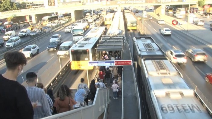 İstanbul'da metrobüs bozulunca duraklarda yoğunluk oluştu