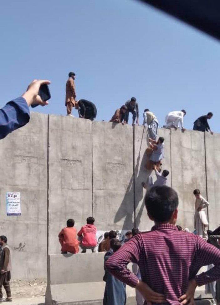 Afganlar Kabil Havalimanı'nın 4 metrelik duvarına tırmandı