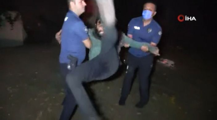 Samsun’da, yaktığı ateş söndürtmemek için direndi