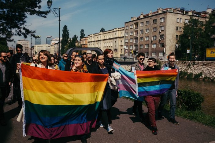 Bosna'da ezanı protesto eden LGBT'lilerin geçtiği cadde yıkandı