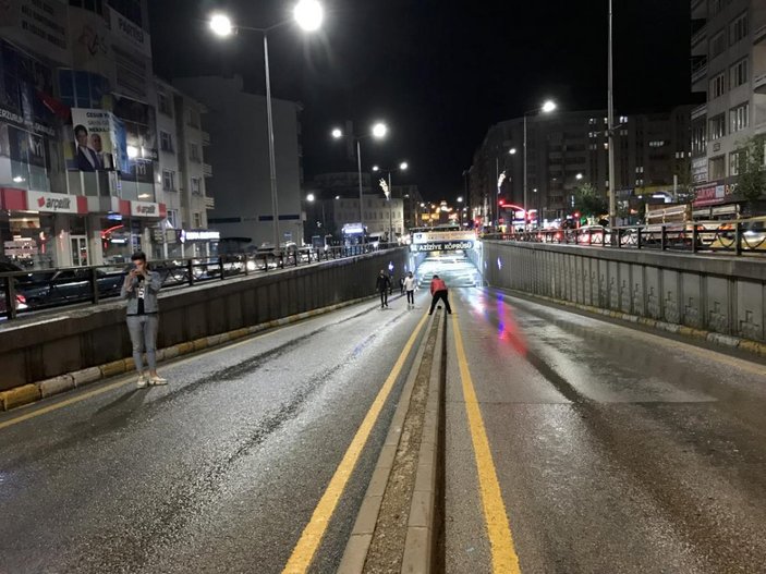 Erzurum dolu yağışı sonrası cadde ve sokaklarda taşkınlar yaşandı