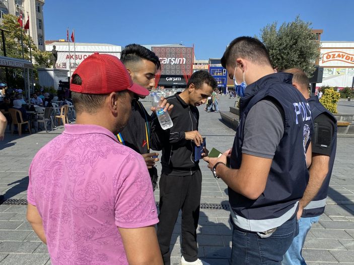 Esenyurt'ta kaçak göçmenler, nargile içtiği sırada yakalandı