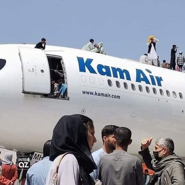 Afganlar Kabil Havalimanı'nın 4 metrelik duvarına tırmandı