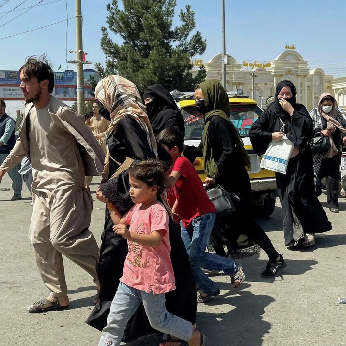 Batılı ülkeler, kendileri için çalışan Afganları yüzüstü bırakmakla eleştiriliyor
