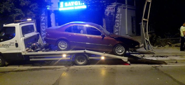 i Tuzla’da alkollü sürücü kaza yaptı: 1’i ağı 2 yaralı