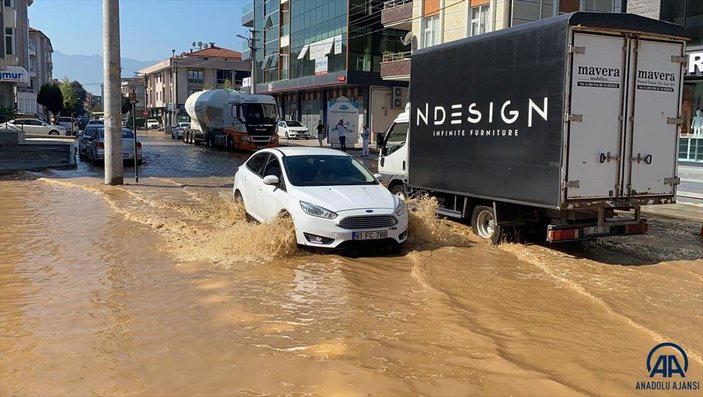 Düzce’de su borusu patladı, yollar göle döndü