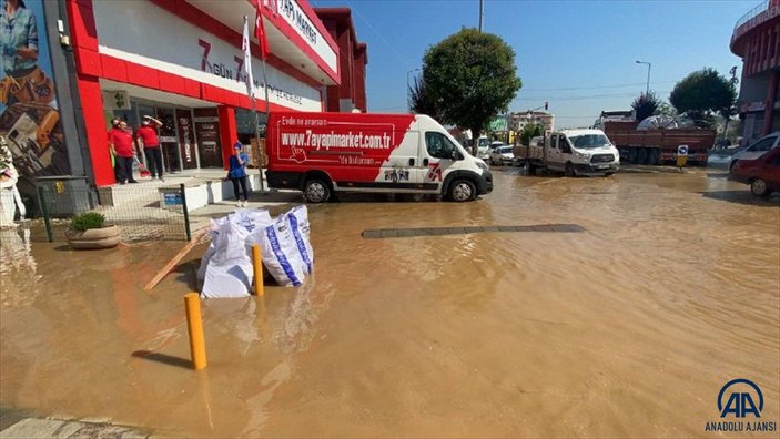 Düzce’de su borusu patladı, yollar göle döndü