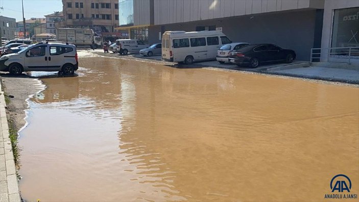 Düzce’de su borusu patladı, yollar göle döndü