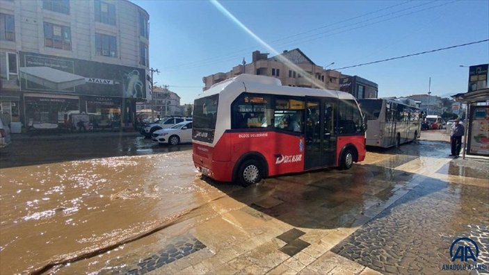 Düzce’de su borusu patladı, yollar göle döndü