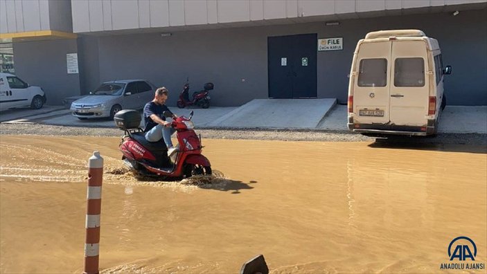 Düzce’de su borusu patladı, yollar göle döndü