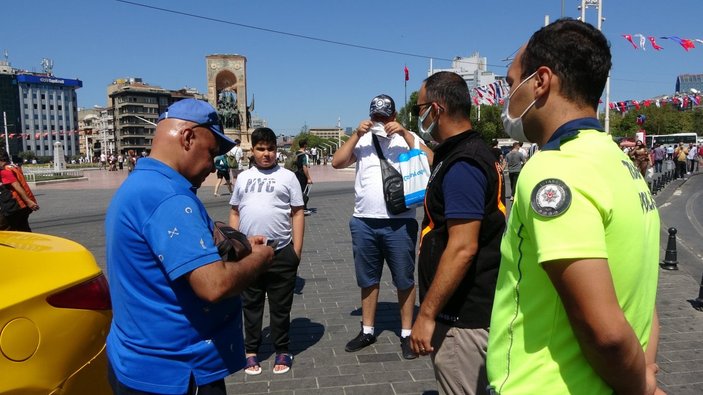 Taksim'de çantasını takside unutan turist, eksik para için taksiciyi şikayet etti