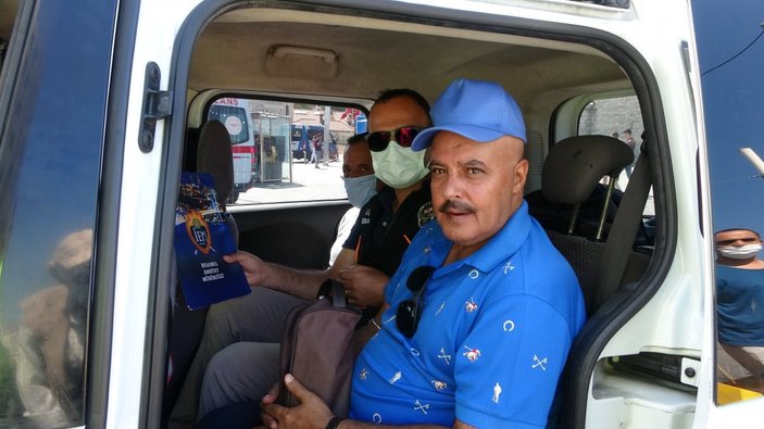 Taksim'de çantasını takside unutan turist, eksik para için taksiciyi şikayet etti