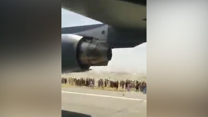 Afganistan’da ülkeden kaçabilmek için, uçağın tekerine tutundular