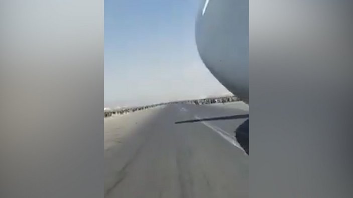 Afganistan’da ülkeden kaçabilmek için, uçağın tekerine tutundular