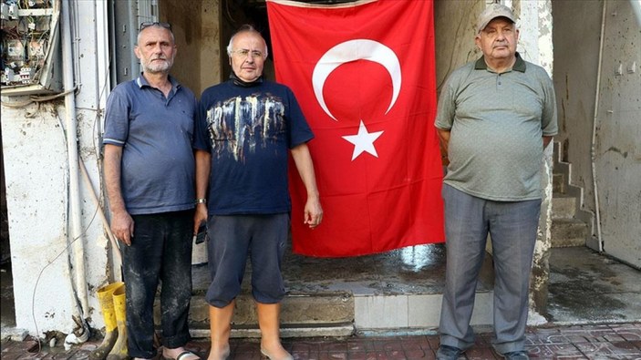 Kastamonu'nda selin vurduğu esnaf, Türk Bayraklarını yerde bırakmadı