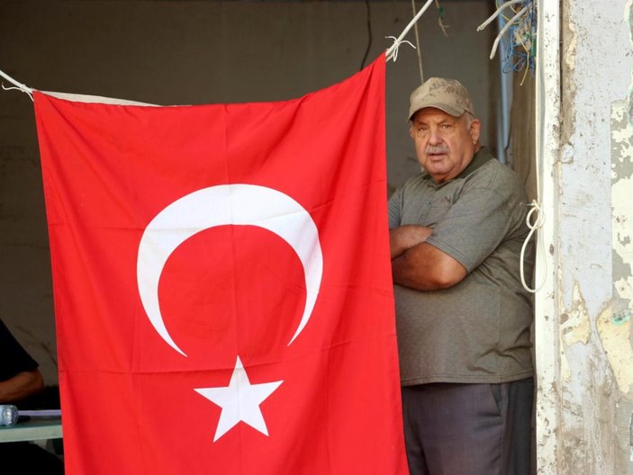Kastamonu'nda selin vurduğu esnaf, Türk Bayraklarını yerde bırakmadı