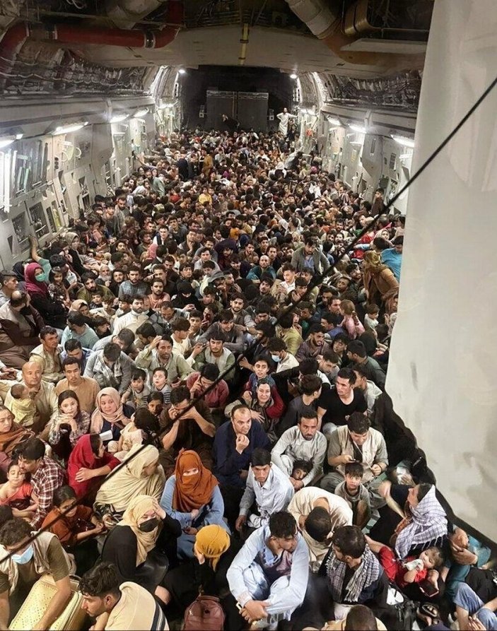 Rusya: Afganları taşıyan ABD uçağı Uganda'ya indi