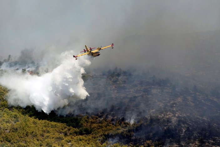 Atina yakınlarında orman yangınları devam ediyor