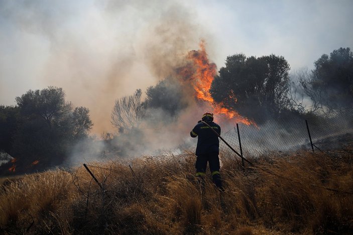 Atina yakınlarında orman yangınları devam ediyor