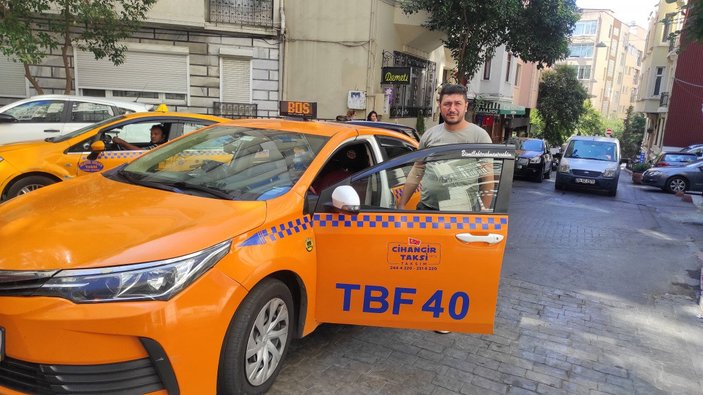 Beyoğlu'nda uyuyan taksicinin telefonu çalındı