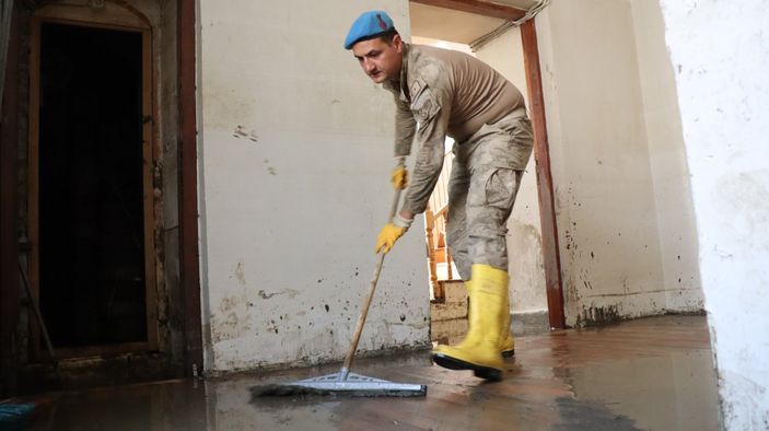 Mehmetçik felaket bölgesinde gönül kazanmaya devam ediyor