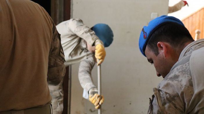 Mehmetçik felaket bölgesinde gönül kazanmaya devam ediyor