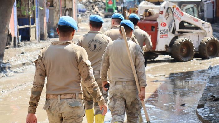 Mehmetçik felaket bölgesinde gönül kazanmaya devam ediyor