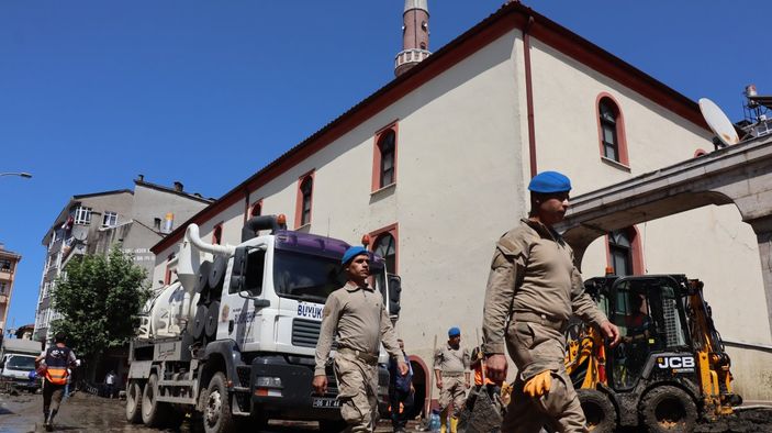 Mehmetçik felaket bölgesinde gönül kazanmaya devam ediyor