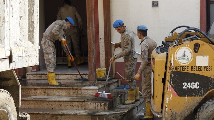 Mehmetçik felaket bölgesinde gönül kazanmaya devam ediyor