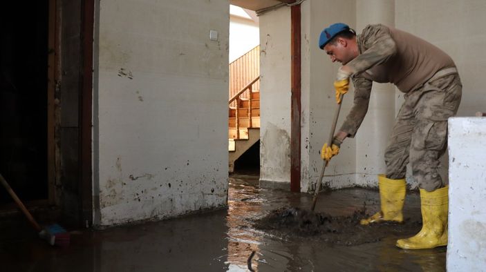 Mehmetçik felaket bölgesinde gönül kazanmaya devam ediyor