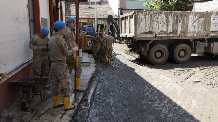 Mehmetçik felaket bölgesinde gönül kazanmaya devam ediyor