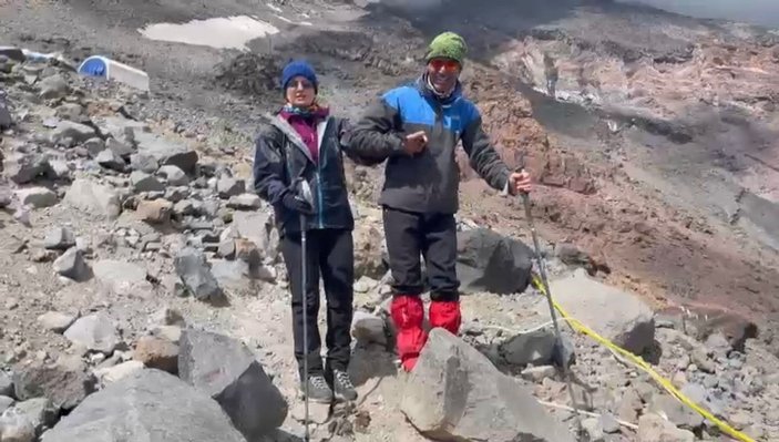 Görme engelli Melisa, Ağrı Dağı'na tırmandı