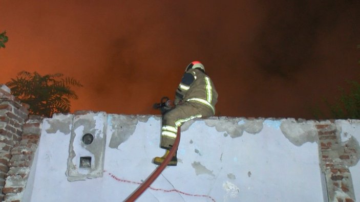 Bursa'da yanan 2 katlı metruk bina çöktü