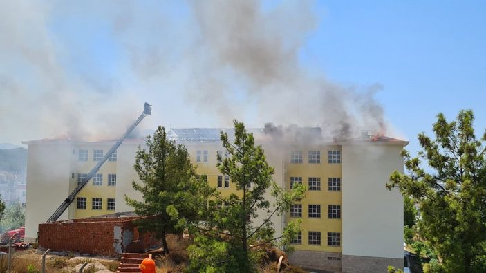 d Antalya’da öğrenci yurdu çatısında yangın
