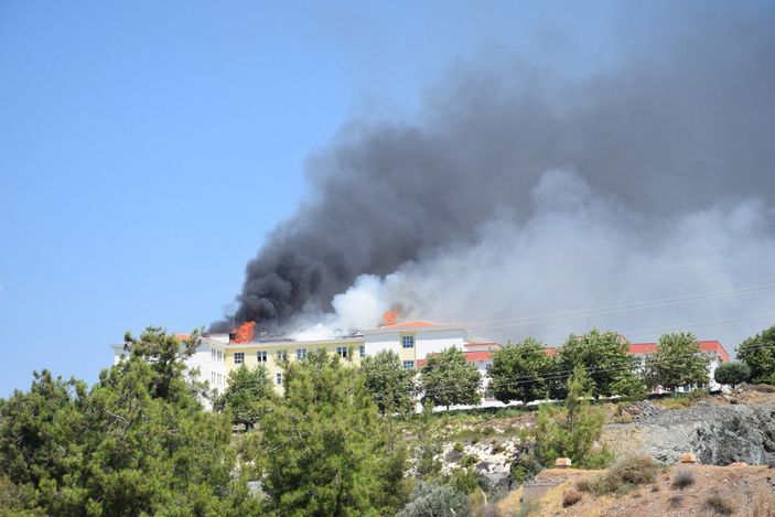 d Antalya’da öğrenci yurdu çatısında yangın