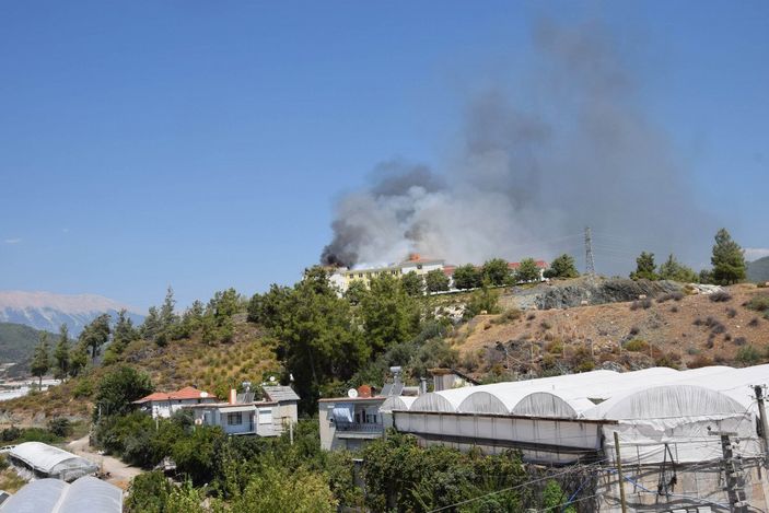d Antalya’da öğrenci yurdu çatısında yangın