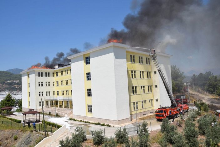 d Antalya’da öğrenci yurdu çatısında yangın