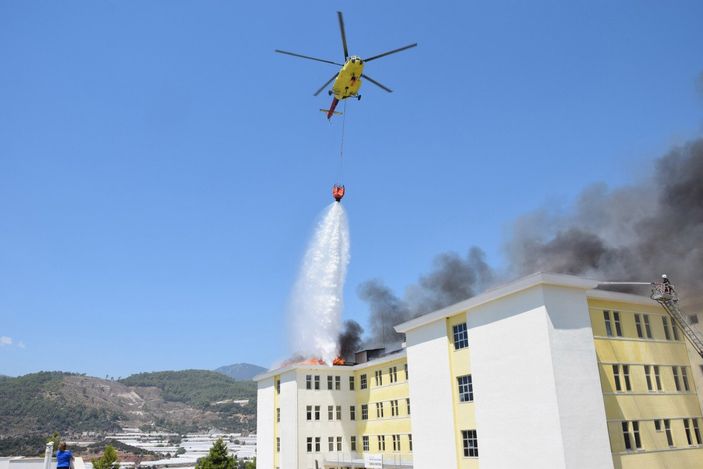 d Antalya’da öğrenci yurdu çatısında yangın