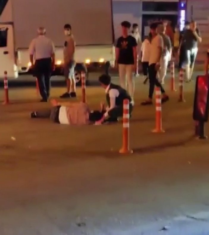 Bursa'da kamyonet şoförü, seyyar satıcı ve yayalara çarptı