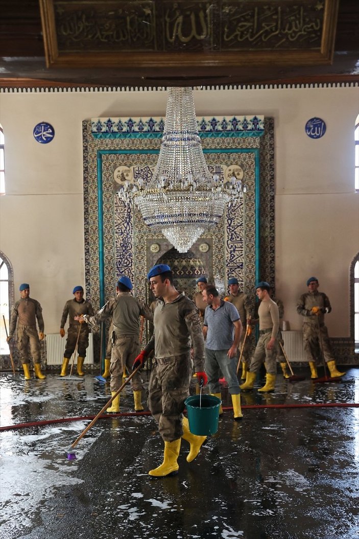 Kastamonu'da komandolar, camiyi su ve köpükle yıkadı