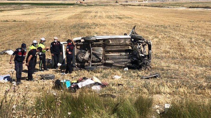 Kayseri'de hafif ticari araç şarampole devrildi: 3 ölü, 9 yaralı