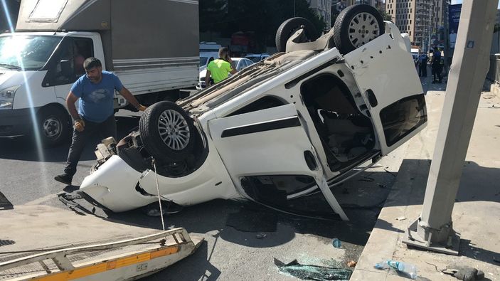 d Kağıthane'de kontrolden çıkan otomobil takla attı